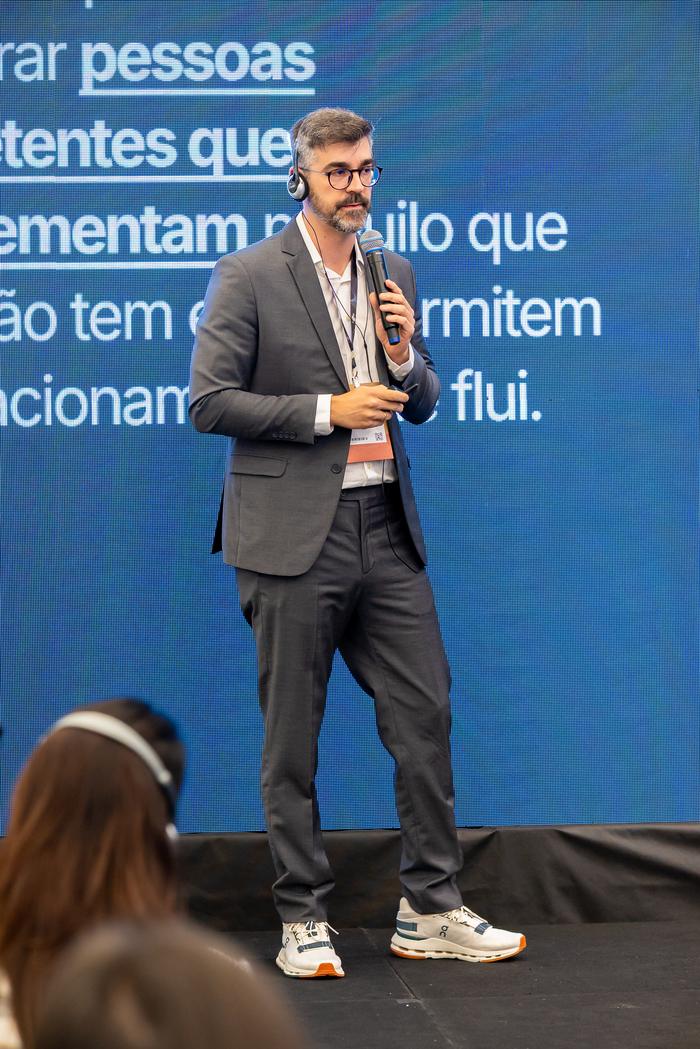 Wil Teixeira no palco, com microfone